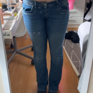 Blå jeans från LTB, W28 L34 - Säljer ett par klassiska blå jeans från LTB i modellen valerie. Jeansen har normal passform och fem fickor. Tillverkade i mjukt denimtyg med snygga sömmdetaljer på bakfickorna.