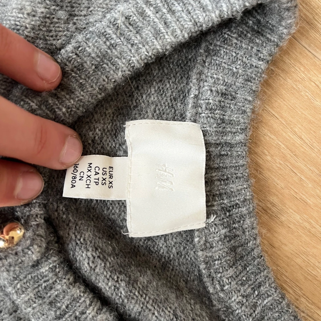 Grå kofta från H&M med guldknappar - 1