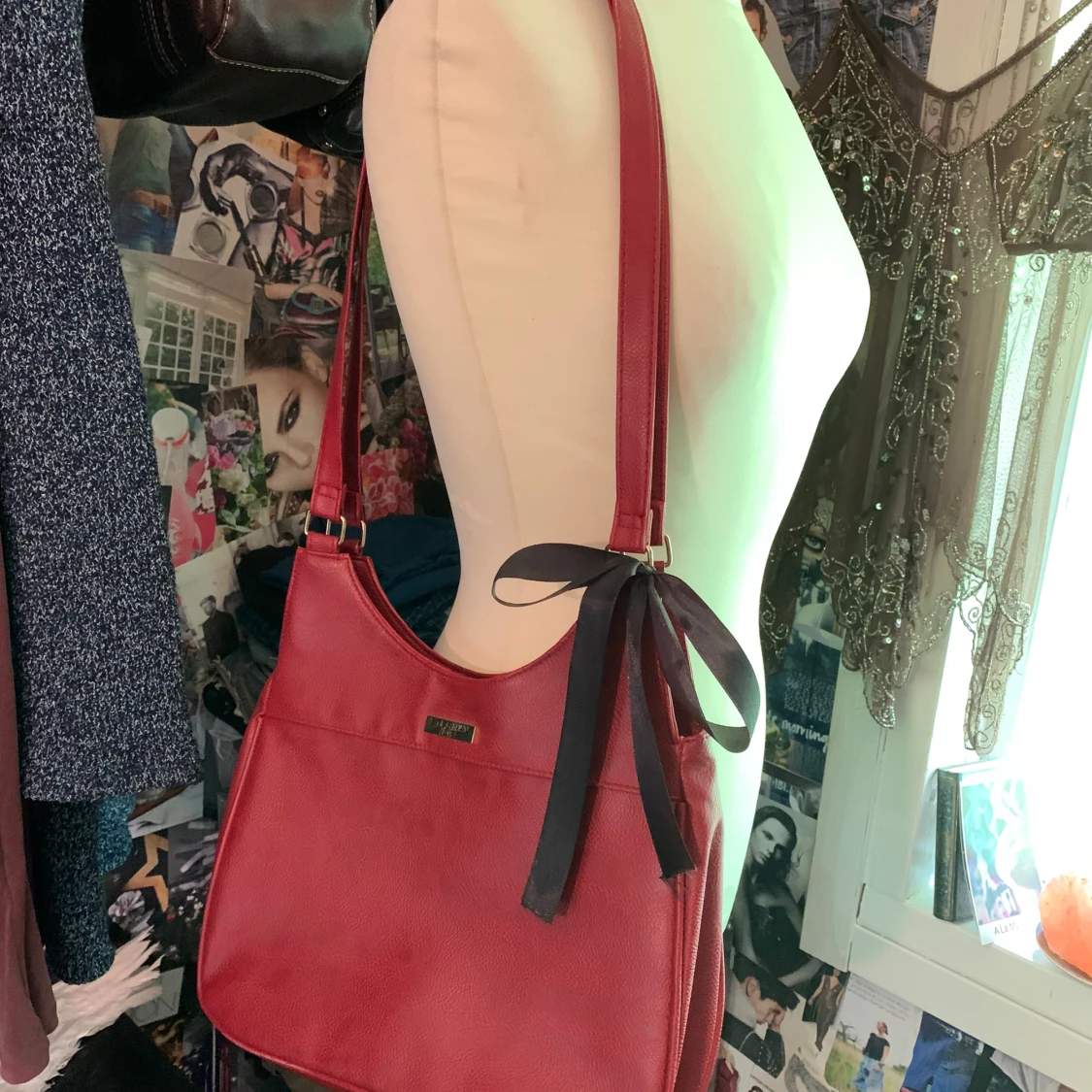 Röd axelväska från Eternal Line