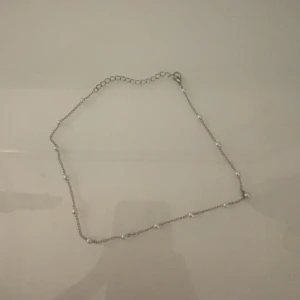 Pärlhalsband  - Fick detta halsband säljer för att det aldrig kom till användning vet inte vart det är ifrån💘