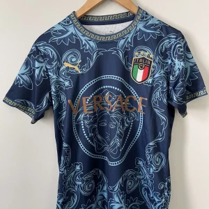 Italien fotbollströja - Säljer en italien replika fotbollströja i storlek:S. Helt oanvänd