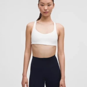 Lululemon Free to be Bra - Supersnygg vit sport-bra från Lululemon med korsade band i ryggen. Bästa sports bra för träning eller yoga. Mycket bra skick och inga fel. Lululemon storlek 0.