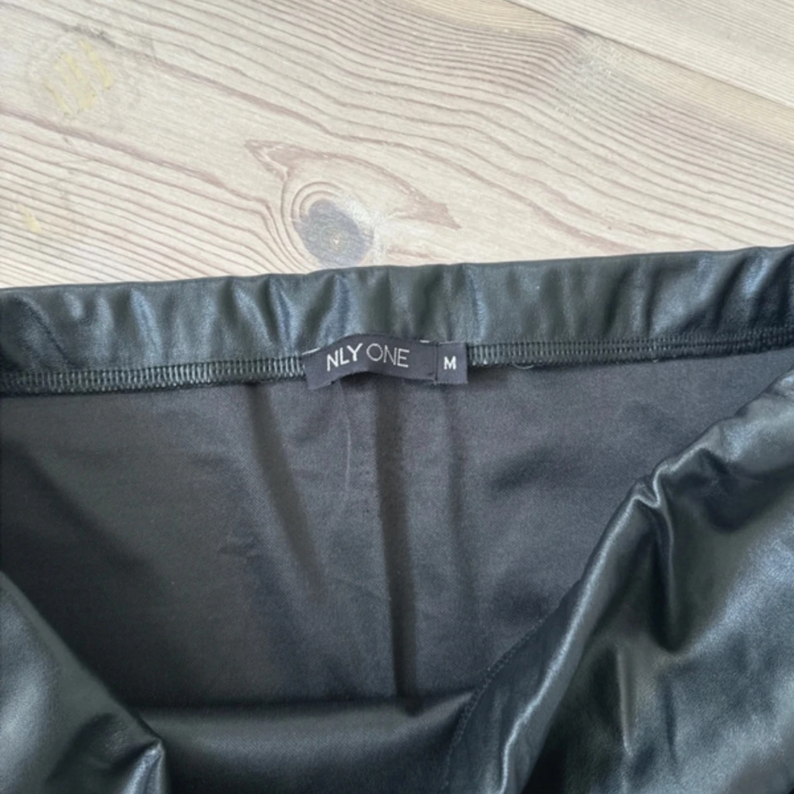 Svart omlottkjol i skinnimitation NLY One - 2