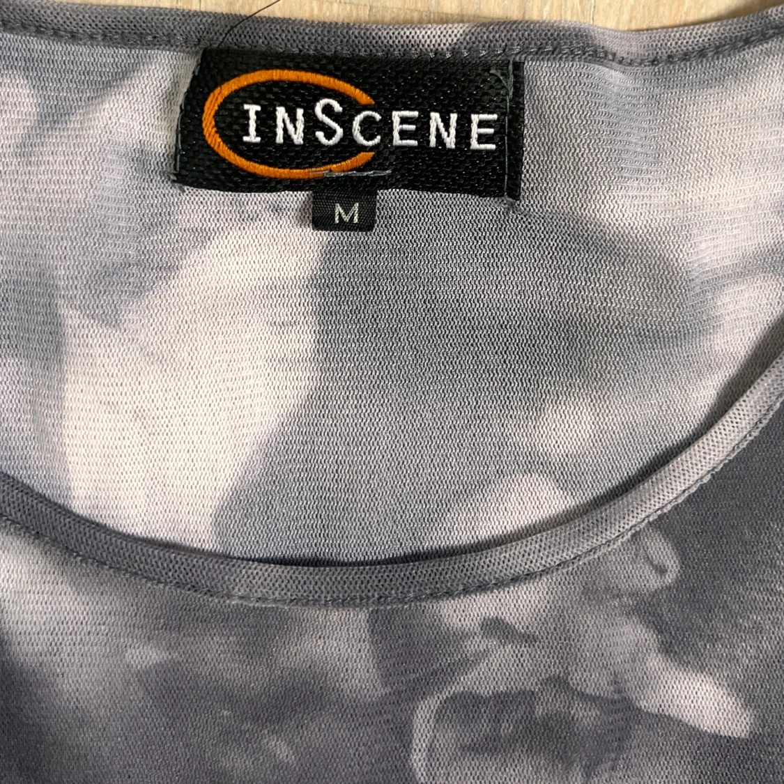 Grå mesh topp med tryck från InScene - 2