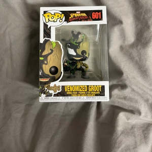 POP! figur - Venomized Groot  - Funko Pop figur - Venomized Groot - till salu! Denna "collectible" är en samlarfigur från Marvels Spiderman Maximum Venom-serie. Köpt på Hemmakväll för 200-300kr (minns ej exakt pga att det var ett tag sen). Oöppnad! Hör av er vid frågor🥰  