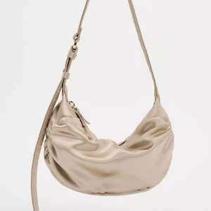 Axelväska  - Supersöt väska från zara ! I bra skick ! Gulddetaljer och lite satin aktigt material🫶🏼