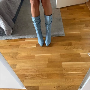 Ankle Boots - Boots i jeansblå färg och material. 10cm höga. Bekväma och riktigt snygga - klär upp varje outfit. Storlek 40 men passar även mig som har st 39!