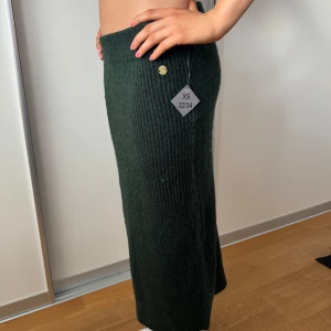 Mörkgrön stickad långkjol Pernilla Wahlgren - Mysig mörkgrön stickad långkjol från Pernilla Wahlgren. Kjolen har ribbad struktur, perfekt för en chill och trendig look. Enkel att matcha med både sneakers och boots. Helt ny och aldrig använd ( prislappar kvar )☺️
