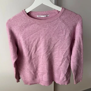 Ljusrosa stickad tröja från ONLY - Supermjuk ljusrosa stickad tröja från ONLY med rund halsringning och ribbade muddar. Perfekt till vardags och enkel att matcha med jeans eller kjol. Långärmad och i klassisk, avslappnad passform. 