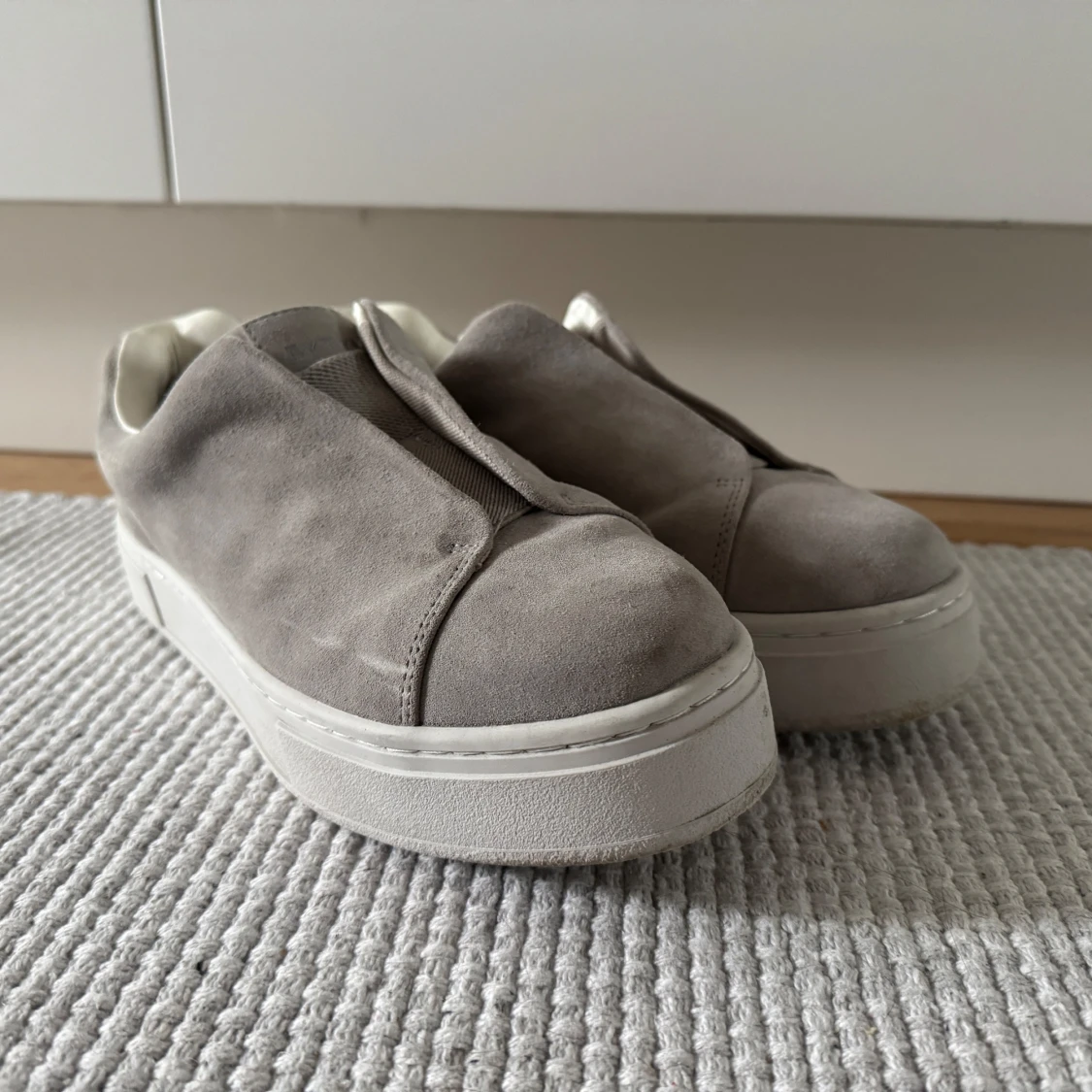Grå mocka slip-on sneakers från Eytys - 1