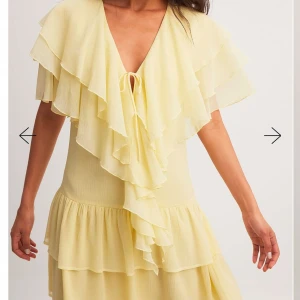 gul nakd klänning - så så fin klänning från nakd från elin warnqvists kollektion🥹💛slutsåld på hemsidan!