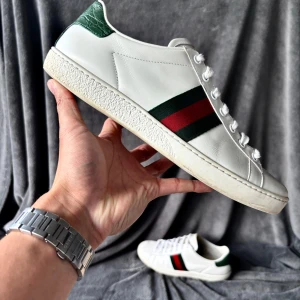 Gucci ace skor - Orginalstorlek: 7=41, fråga om innermått vid osäkerhet | ingår: endast skorna | fraktar spårbart eller möts upp i Täby📍