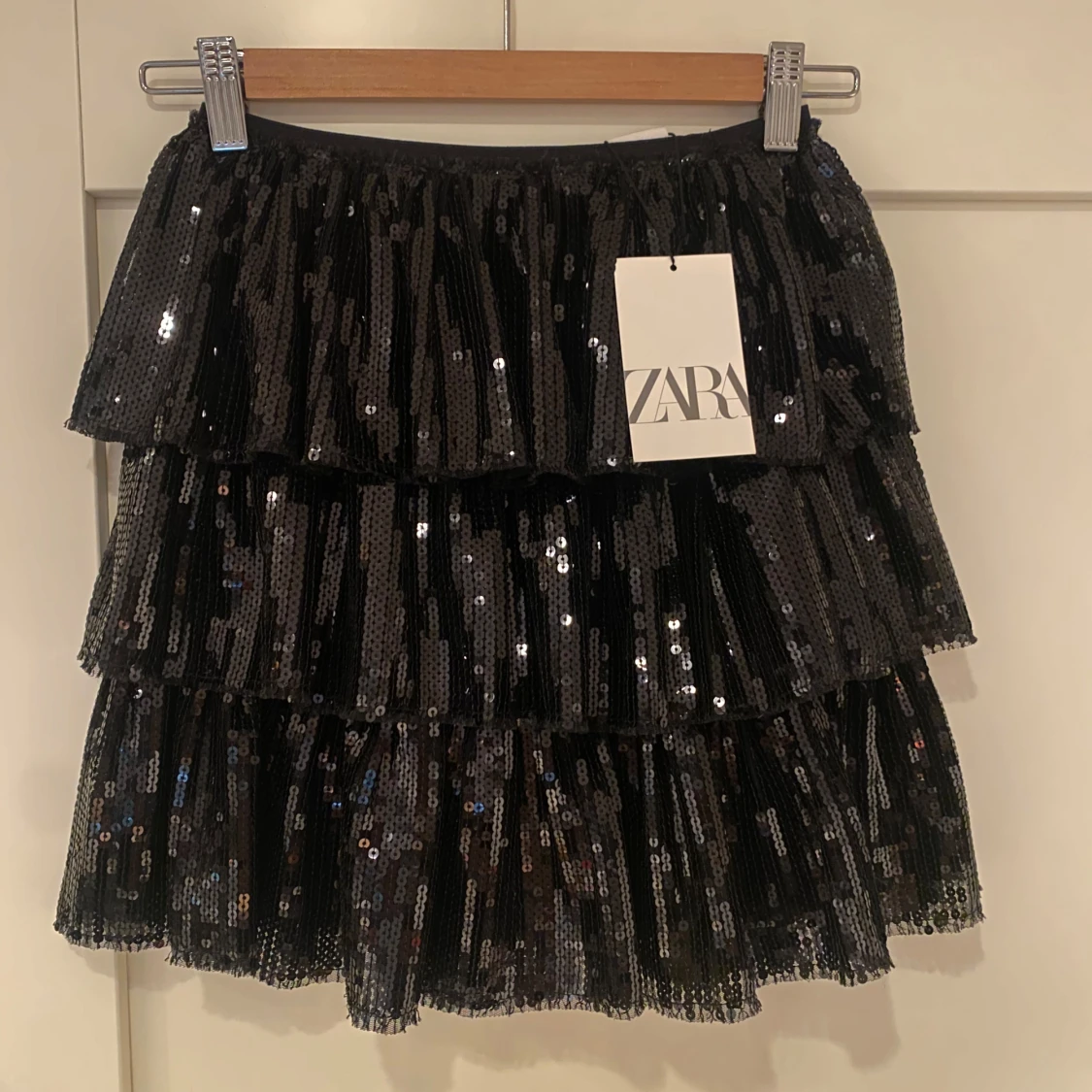 Svart paljettkjol med volanger från Zara