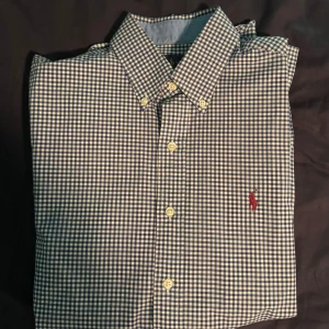 Rutig slim fit skjorta från Ralph Lauren - Vi säljer en snygg skjorta från Polo Ralph Lauren! Skick: 9.5/10⭐️ Riktigt fet inför sommaren!⭐️🏝️ Storlek: S (Slim Fit) Pris 599! Fraktar inom 1-2 dagar!📦 ‼️⭐️Glad sommar på er⭐️‼️