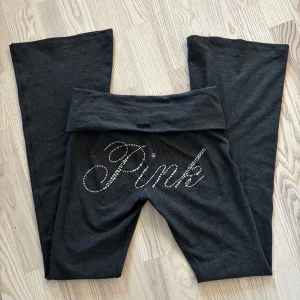 Mörkgrå leggings från Victorias Secret / PINK🩶 - Mörkgrå flare foldover leggings från PINK by Victoria's Secret.  Baksidan har rhinestones som bildar texten 'Pink'. 