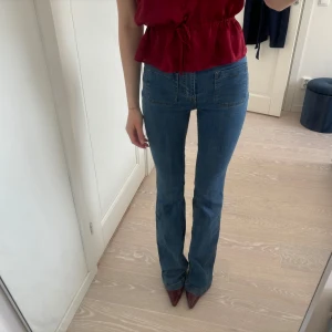 Långa bootcutjeans  - Sjukt snygga och väldigt långa bootcut jeans, jag är 175 och på bilden har jag 9 cm klackar men funkar även om man har lite högre sneakers😍 sjukt snygga detaljer och sparsamt använda men lite slitna längst ned på baksidan, köpta secondhand och står tyvärr inget märke i 