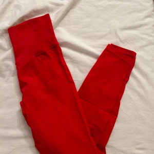 SHEIN träningstights - Träningstights i stl M från SHEIN med scrunch, passar även mig som normalt e stl S. Framhäver bakdeeeelen bra! Använd någon enstaka gång! Säljer pga har för mycket träningstights!   #nvgtn #shein #sheintights #lazulilabel #dfyne 