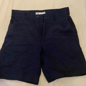 Mörkblå linneshorts från Zara - Snygga mörkblå shorts från Zara i luftig linnematerial, storlek S. Perfekta för varma dagar när du vill ha en fräsch och stilren look.