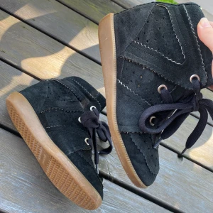 Isabel Marant bobby sneakers - Säljer mina as snygga isabel marant skor!  Perfekta nu inför sommaren! 🫶🎀