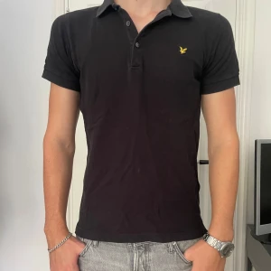 Lyle & Scott piké  - Lyle & Scott piké i färgen svart🖤 Säljer pga att den är förliten. 