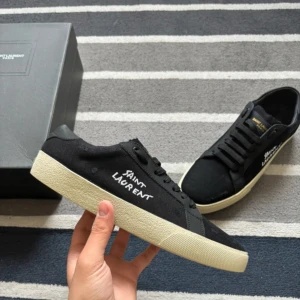 Saint laurent skor - Hej, säljer nu dessa riktigt feta saint Laurent skorna i storlek 40. De är i riktigt bra skick endast använda fåtal gånger men tvättade nu. Hör av er vid frågor eller funderingar priset går att diskutera!!