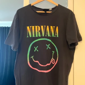 Nirvana T-shirt - Nirvana T-shirt från H&M. 