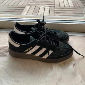 Adidas Spezial sneakers i svart mocka - Svarta Adidas Spezial sneakers i mocka. Har använt typ 4 gånger 