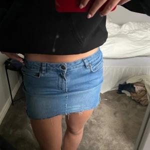 Blå jeanskjol - Supersnygg!! Sytt från ett par jeans men inget man märker av