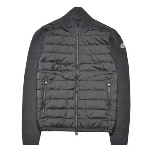 Grå Moncler cardigan  - Snygg grå dunjacka från Moncler med quiltad front och ärmar i stickad ull. Skicket är 9/10 på Jackan. perfekt för dig som vill ha en stilren och varm jacka med exklusiv känsla.