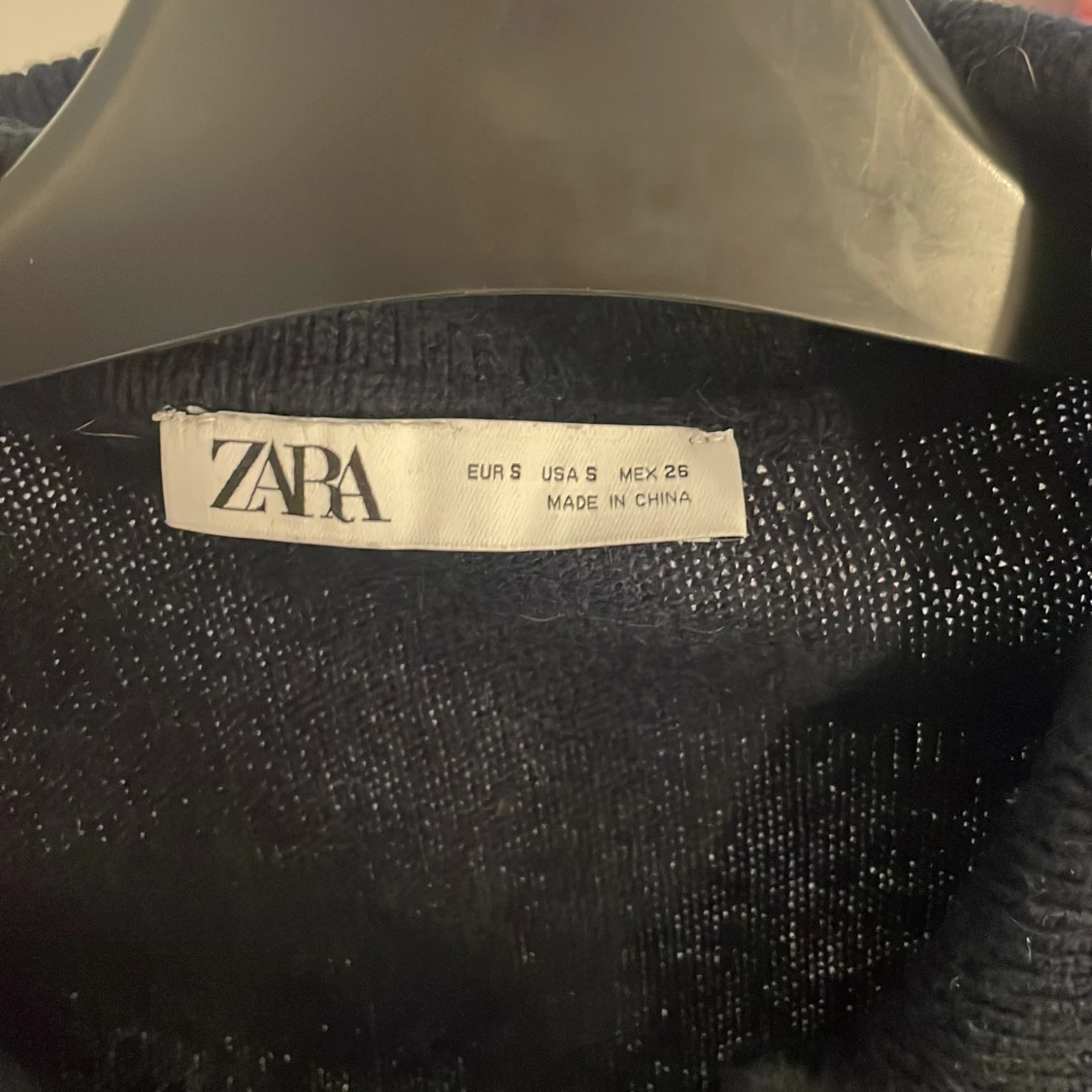 Svart kofta med rosettknappar från Zara - 2