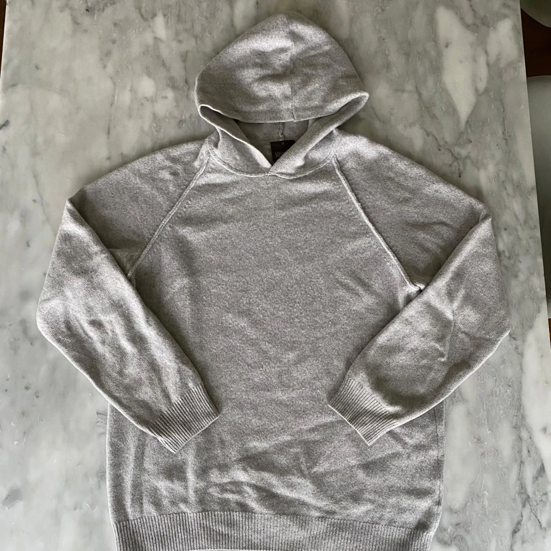 Grå hoodie i kashmir och ull från Oscar Jacobson