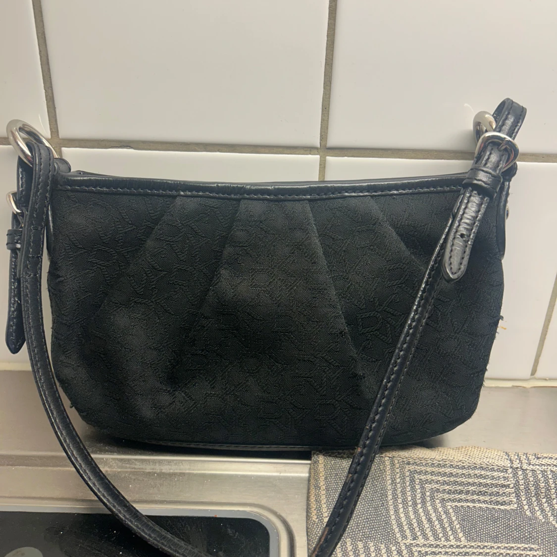 Svart axelväska från DKNY
