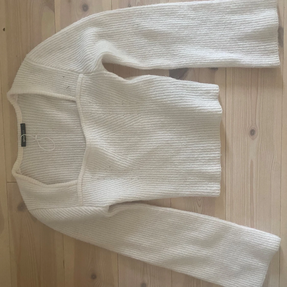 Vit ribbstickad urringad tröja med vida armar Gina Tricot