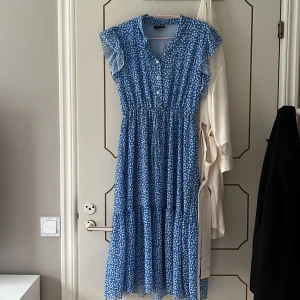 Blå sommarklänning - Jätte fin sommarklänning! Köpt i en liten butik i Göteborg så är osäker på märket! Hör av er vid frågor💙