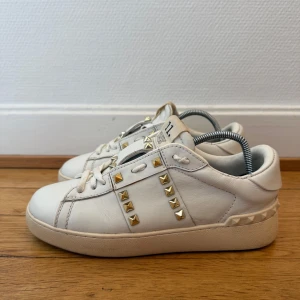 Valentino rockstud sneakers - Säljer nu dessa fina valentino rockstud skor | Storkek 38 | Väldigt fint skick,  Kvitto ingår som intygar äktheten | Hör gärna av er vid frågor eller funderingar 😊