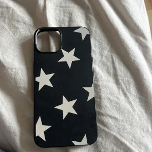 Mobilskal till iPhone 13 -  ett mobilskal med vita stjärnor på svart bakgrund. 