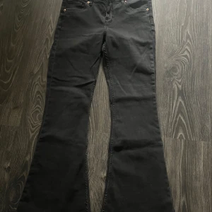 Svarta bootcut jeans - Svarta jeans med bootcut, jeansen är från monki, storlek 36. 