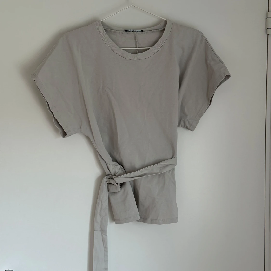 Beige topp med bälte från Zara