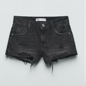 Svarta jeansshorts från Zara - Snygga svarta jeansshorts från Zara med slitna detaljer och fransig kant. Modellen är lågmidjad och har klassiska fickor fram och bak. Det är i bra skick och storlek 38💕