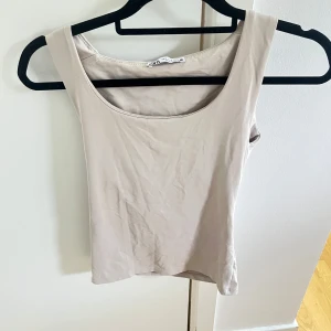 Beige topp från zara - Säljer denna linnetopp från zara i storlek S. Knappt använd och är i mycket bra skick. 💓