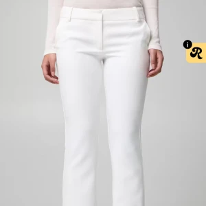 Vita lågmidjade kostymbyxor från bikbok  - Säljer mina vita lågmidjade kostymbyxor från BikBok i modellen Vera då jag inte använder dem. Endast använda en gång men har inga fläckar eller skador på sig. Ganska tjockt och tungt material så dem är slittåliga. Storlek 38. Nypris 499kr. Säljer för 300kr.