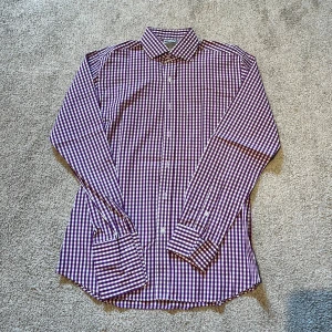 Rutig skjorta - Lila rutig skjorta från sams, handgjord i nyskick. Storlek M, säljer även massor fler skjortor för bra pris i min profil