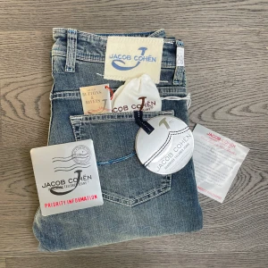 Jacob Cohen jeans - Säljer dessa HELT NYA Jacob Cohen jeans, aldrig prövade i Storlek 29. Nypris ≈ 5000 mitt pris 2000. Skulle du ha några frågor så är det bara och att kontakta😊MIDJA 37 cm/LÄNGD PÅ HELA 110 cm/LÅR 22 cm/VAD 19 cm