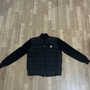 Svart Moncler pufferjacka herr L - Svart pufferjacka från Moncler i storlek L men passar också M säljes då den inte används längre 