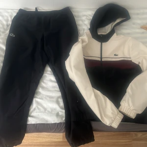 Svarta mjukisbyxor från Lacoste Sport - Jag säljer Lacoste tracksuit från Lacoste Hemsida. Material är polyester men jätte sköna. Skriv järna om ni är intresserade och pris kan diskuteras.