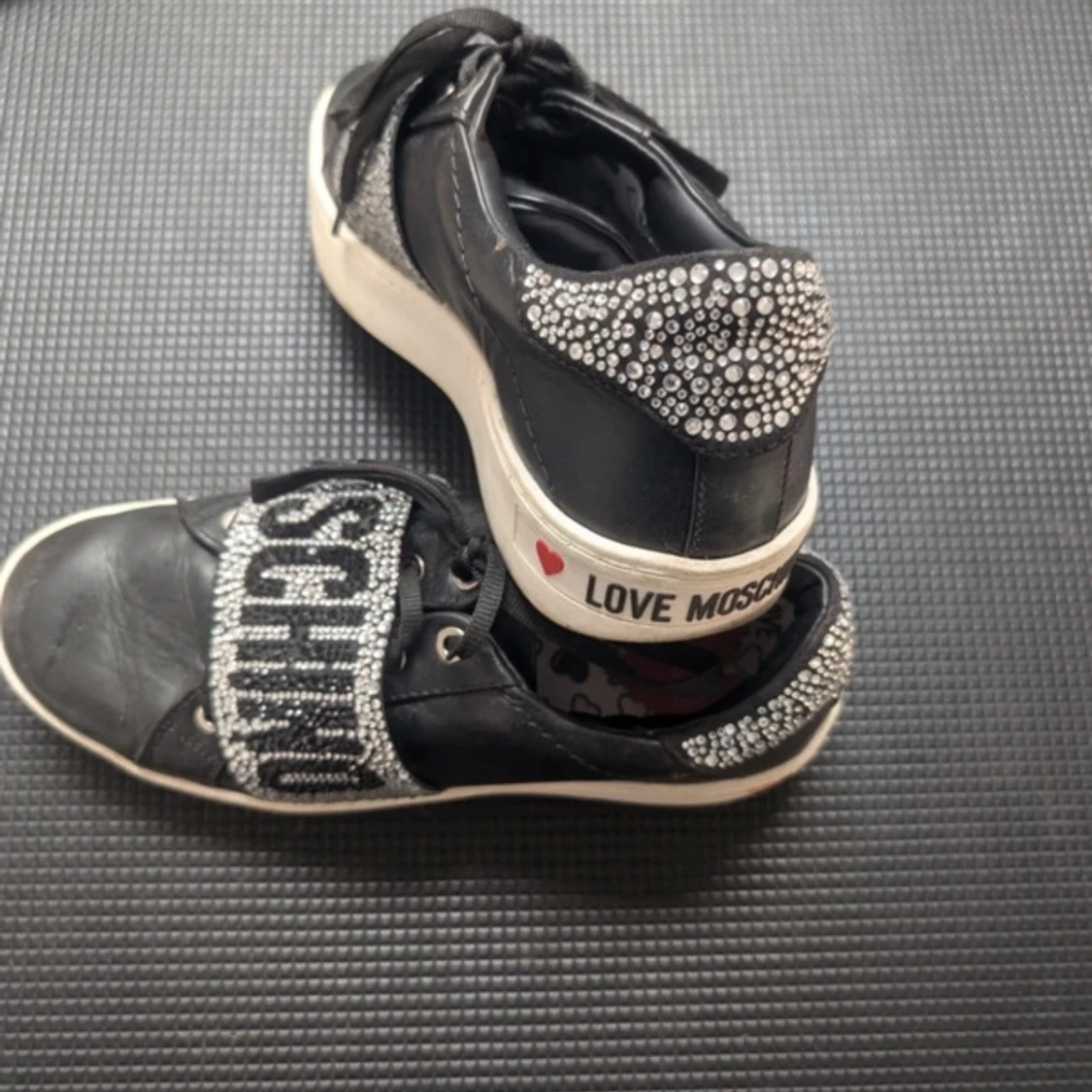 Love Moschino svarta sneakers med strass - 1