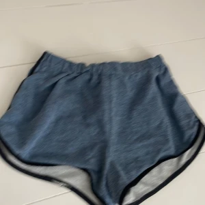 Blå pyjamas shorts med svarta detaljer - Snygga blå mjukis shorts eller pyjamas shorts med svarta kanter och elastisk midja. Materialet känns mjukt och lätt, vilket gör dem riktigt bekväma. 