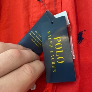 Helt ny Ralph Lauren skjorta - Säljer nu min helt nya Ralph Lauren skjorta. Den är storlek S och sitter i slim fit. Nypris ungefär 2000kr. Tveka inte på att höra av dig vid frågor eller funderingar! Mvh Sixten.