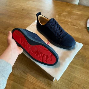Christian Louboutin  - Hej! Säljer dessa sjukt snygga Christian Louboutin skor i Storlek 42. De är helt nya! Skriv vid funderingar eller intresse!🙌