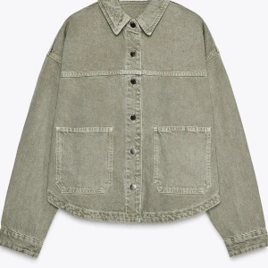 Overshirt i grön denim med fickor - Snygg overshirt i grön denim med två stora bröstfickor och knappar framtill. Jackan har klassisk krage, lång ärm och avslappnad passform. Perfekt att slänga över en hoodie eller t-shirt för en chill look.